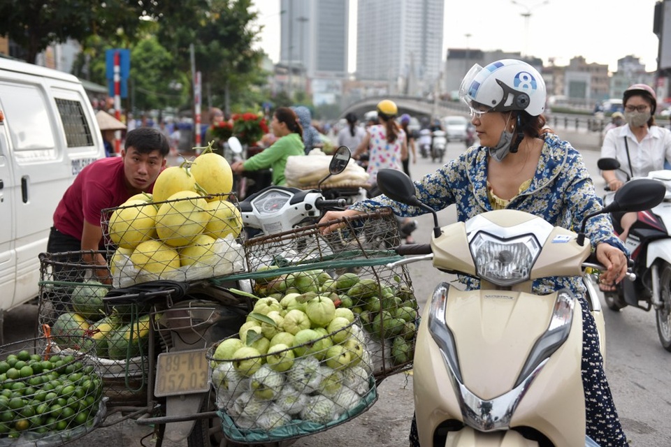Rượu nếp, hoa quả đắt hàng ngày Tết Đoan Ngọ - 7
Xoài, ổi, dưa bở cũng được ngày đắt hàng.