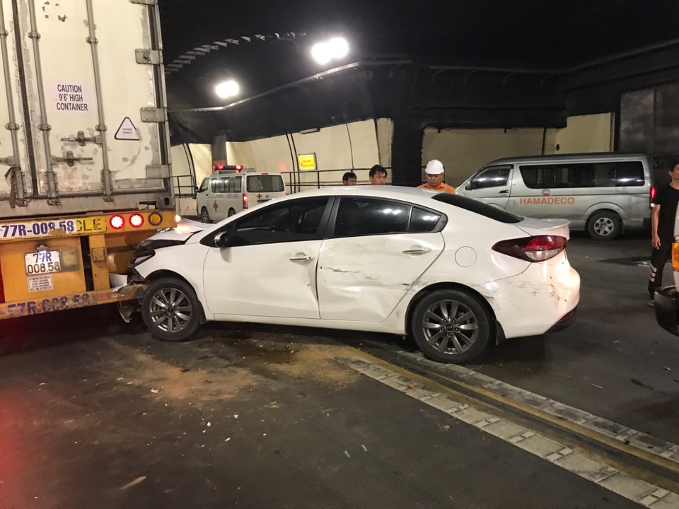 Xe ô tô 5 chỗ bị hư hỏng nặng