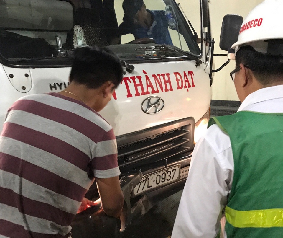 Xe tải không giữ đúng khoảng cách an toàn khi lưu thông trong hầm, và húc mạnh vào ô tô 5 chỗ chạy phía trước.