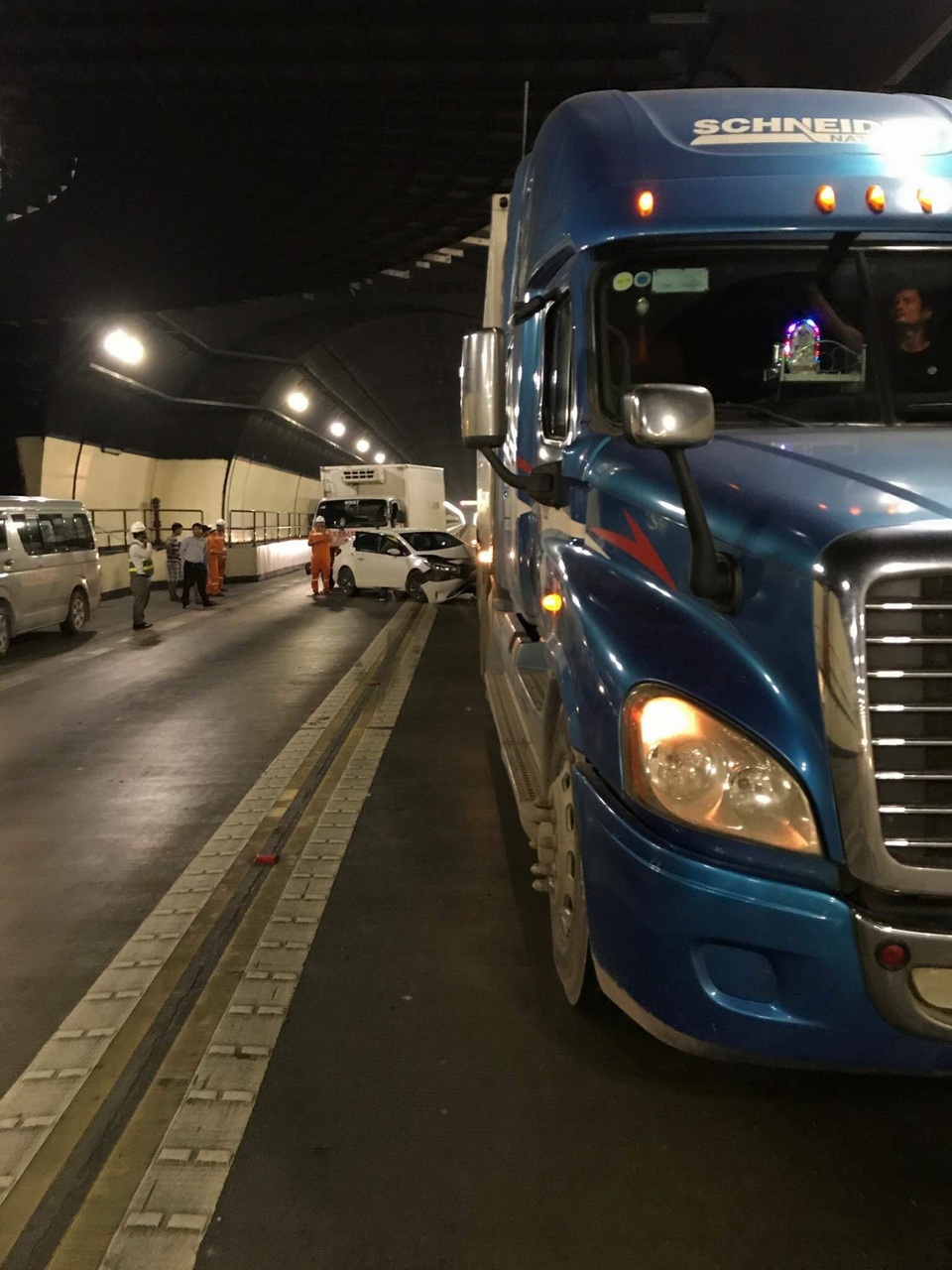 Lực lượng chức năng được huy động xử lý vụ việc, tránh gây ùn tắc giao thông kéo dài trong hầm (ảnh: Ngọc Rạng)