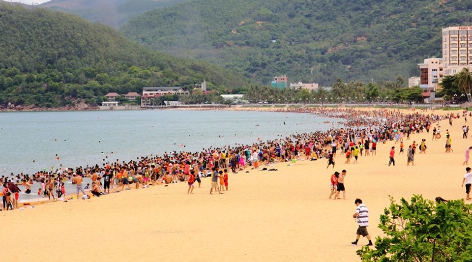 Biển Quy Nhơn đông nghịt người giữa trưa Tết Đoan Ngọ - 1 Hàng ngàn người dân đổ xô xuống biển Quy Nhơn tắm biển xả xui ngày Tết Đoan Ngọ.