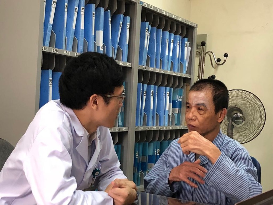 Giá khám bệnh đều giảm ở tất cả các hạng bệnh viện. Trong ảnh, bác sĩ khám cho bệnh nhân mắc bệnh vẩy nến tại Viện da liễu Trung ương. Ảnh: H.Hải