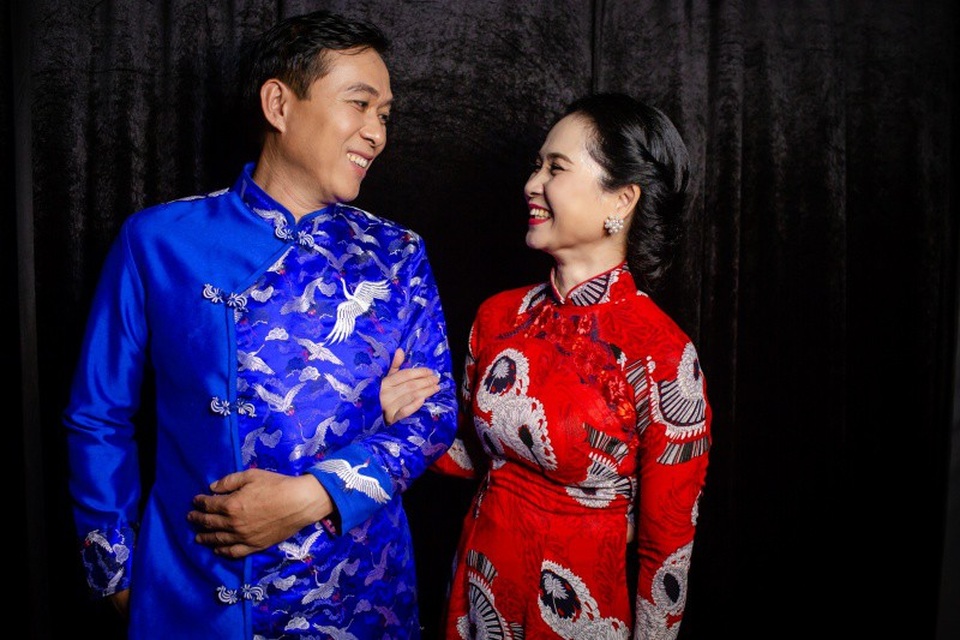 Vợ chồng NSND Lan Hương - NSƯT Đỗ Kỷ đã nắm chặt tay nhau trình diễn thời trang với hình ảnh đặc trưng của những ông bố, bà mẹ trong một đám cưới Việt điển hình. Gắn bó bên nhau đã 40 năm, hai nghệ sĩ luôn khiến khán giả ngưỡng mộ về lối sống giản dị và tình yêu chân thành dành cho nhau.