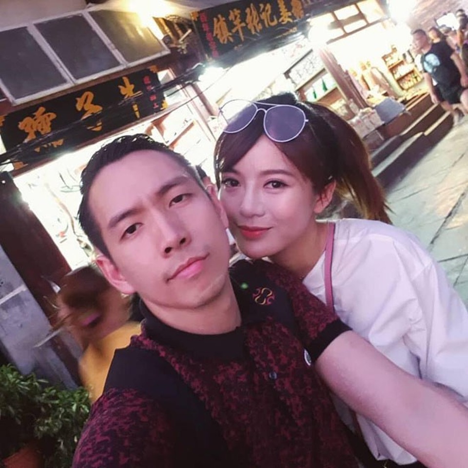 
Cặp vợ chồng trẻ quấn quýt bên nhau
