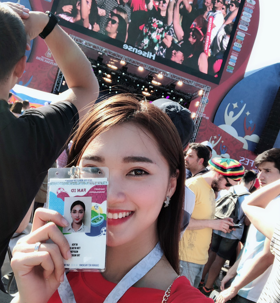 Người đẹp cầm cờ Việt Nam tung bay ở World Cup gây chú ý - 2 Ngọc Nữ có mặt tại Moscow sau 10 tiếng bay và 3 tiếng làm thủ. “Khá là mệt sau một chuyến hành trình dài nhưng thứ làm Nữ ấn tượng nhất chính là Nga từ trên cao nhìn xuống là một màu xanh ngút ngàn đầy cuốn hút. Cái lạnh 11 độ vẫn khá là dễ chịu khi thời tiết 8h tối mà nắng cứ ngỡ bình minh. Nữ sẽ cố gắng đến nhiều sân nhất có thể và livestream không khí cũng như những trận đấu hot cho mọi người xem”, cô hào hứng chia sẻ.
