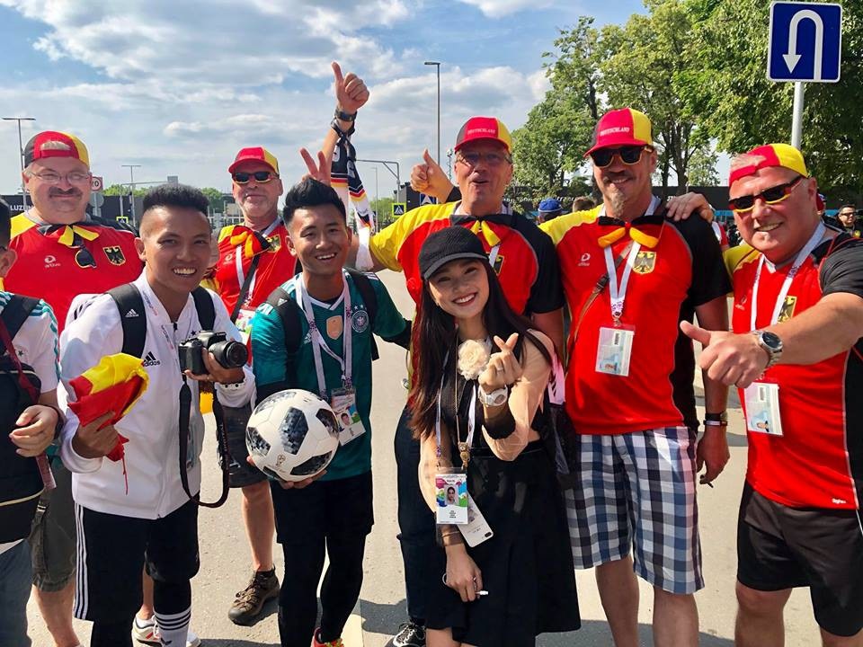 Người đẹp cầm cờ Việt Nam tung bay ở World Cup gây chú ý - 3 Trong chuyến đi này, Ngọc Nữ đi cùng với 2 VĐV tâng bóng nghệ thuật nổi tiếng là Đỗ Kim Phúc, Nguyễn Ngọc Anh và có chuyến trải nghiệm và ghi hình không khí World Cup 2018. Chỉ mới vài ngày ở Nga, nhóm của Ngọc Nữ đã được rất nhiều các fan thế giới bắt chuyện làm quen cũng như đài truyền hình các nước để ý, ghi hình lại.