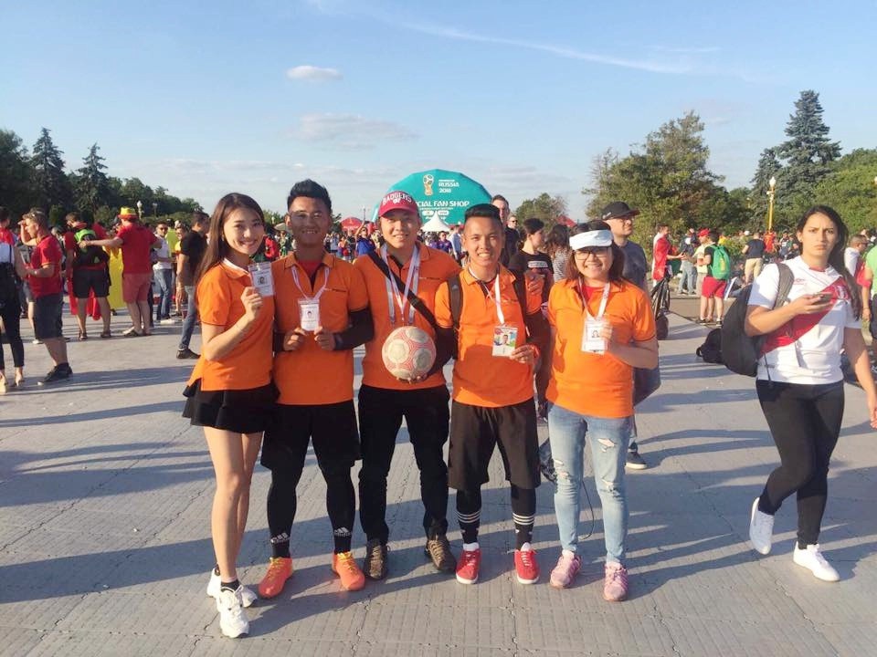 Người đẹp cầm cờ Việt Nam tung bay ở World Cup gây chú ý - 6 “Cảm giác được vào sân xem trực tiếp, được tiếp xúc với những cầu thủ nổi tiếng ở khoảng cách gần nhất, những cổ động viên nhiệt tình, những văn hoá cổ vũ độc đáo từ người hâm mộ môn thể thao vua khắp nơi thật tuyệt vời”, Ngọc Nữ hào hứng nói.