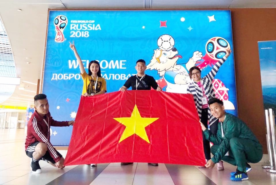 Người đẹp cầm cờ Việt Nam tung bay ở World Cup gây chú ý - 1 Ngọc Nữ chia sẻ với PV Dân trí, nhóm của cô sẽ phất cờ đỏ sao vàng trong tất cả các trận đấu World Cup mà họ có cơ hội theo dõi trong thời gian một tháng tại Nga.