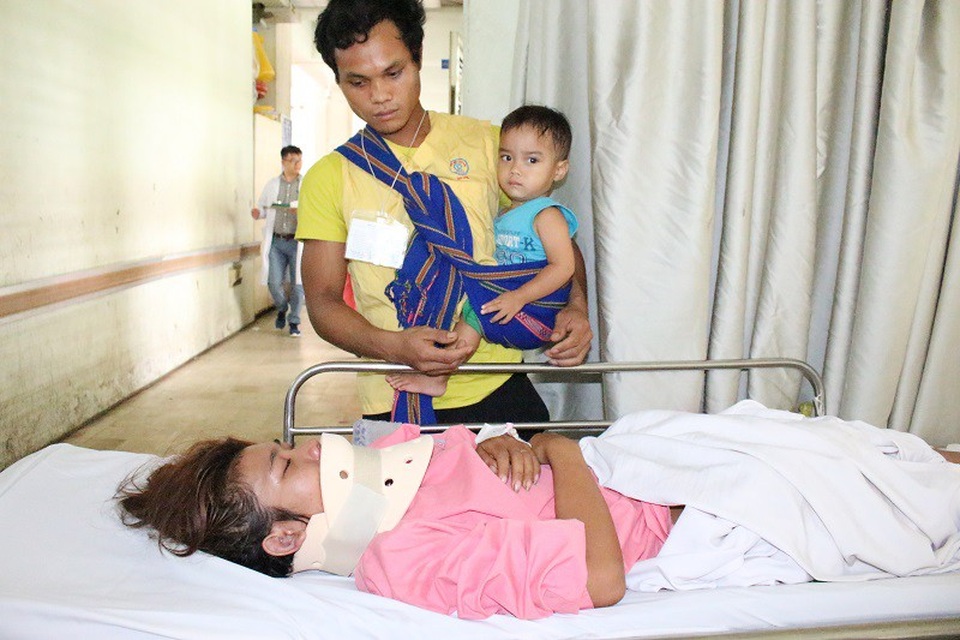 Mẹ bị cây đè gãy cổ, cha địu theo con thơ nuôi bệnh - 4 Điểu Ru địu con đứng chết lặng bên giường bệnh của vợ
