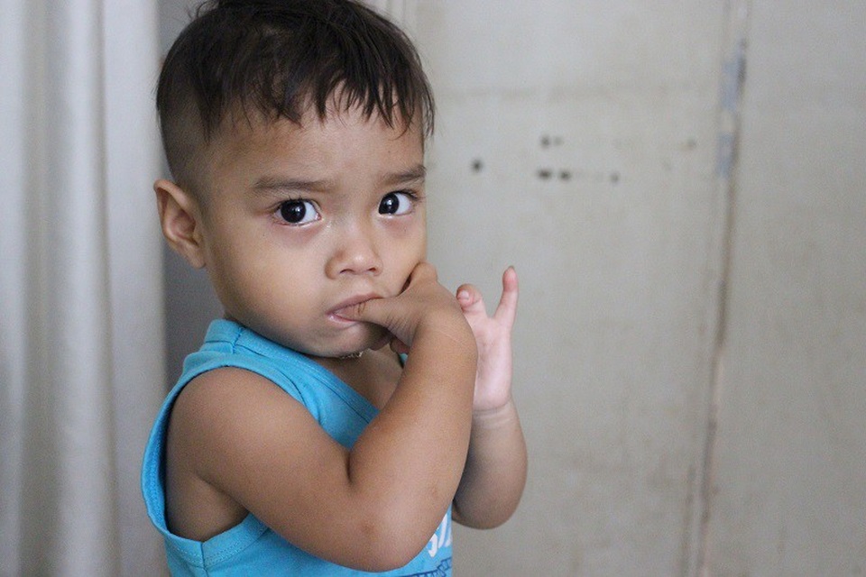 Mẹ bị cây đè gãy cổ, cha địu theo con thơ nuôi bệnh - 1 Cậu bé ngơ ngác ở hành lang khu điều trị bệnh cho mẹ