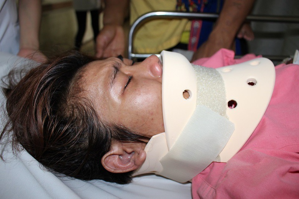 Mẹ bị cây đè gãy cổ, cha địu theo con thơ nuôi bệnh - 2 Chị Thị Mai đau đớn, những hàng nước mắt thi nhau lăn dài