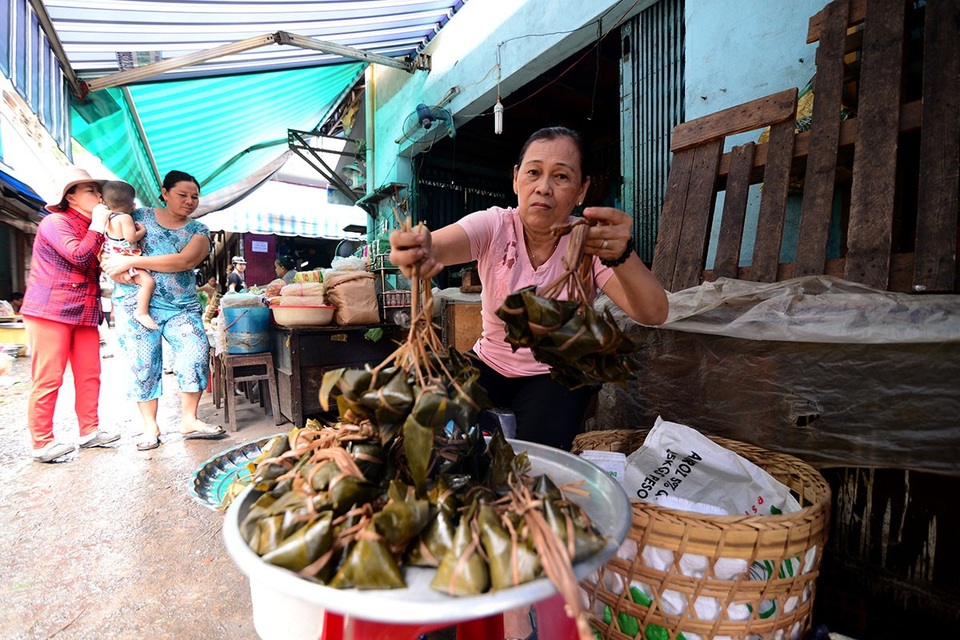 Người Sài Gòn tất bật đi chợ mua đồ cúng Tết Đoan Ngọ - 6 Người Sài Gòn tất bật đi chợ mua đồ cúng Tết Đoan Ngọ - 6