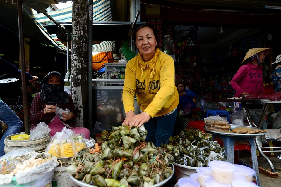 Người Sài Gòn tất bật đi chợ mua đồ cúng Tết Đoan Ngọ - 3 Tiểu thương buộc bánh thành từng chùm để bán cho khách.