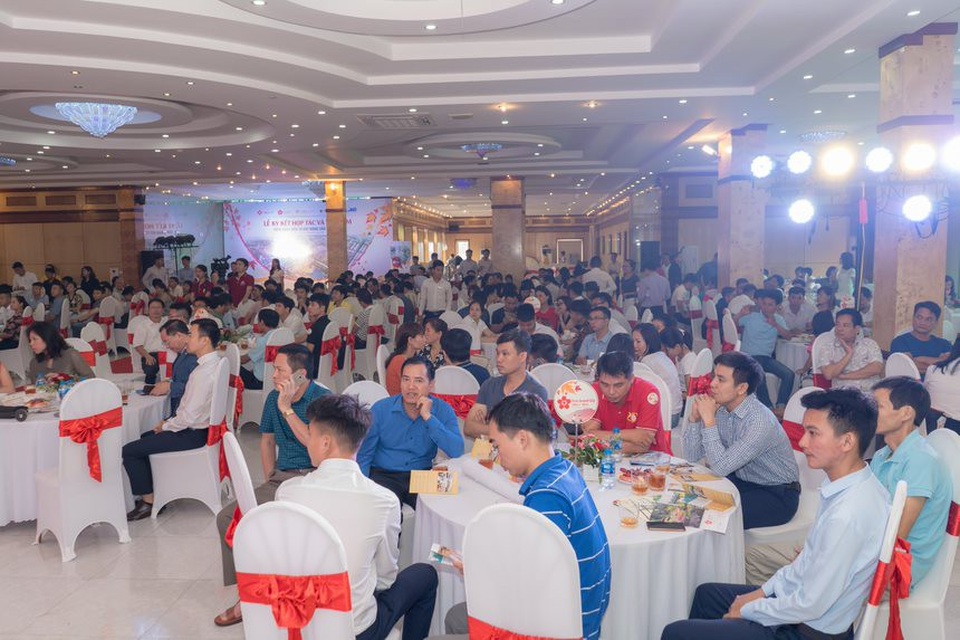TMS Group "bắt tay" MB Bank đón sóng thị trường Vĩnh Phúc - 1 Lễ ký kết thu hút sự quan tâm của đông đảo khách hàng và nhà đầu tư.