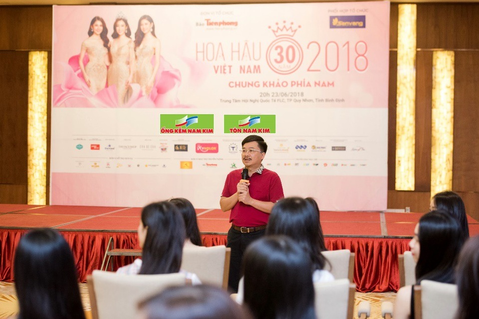 Hoa hậu Việt Nam khẳng định thương hiệu 30 năm - 3
Ông Vũ Tiến – Phó trưởng BTC sinh hoạt nội quy cùng các thí sinh trước thềm chung khảo phía Nam