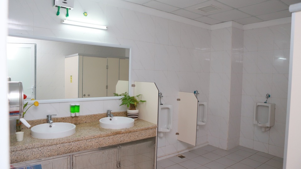 Bệnh viện Phụ sản Hà Nội: Giải quyết triệt để bài toán nan giải “cải thiện nhà vệ sinh bệnh viện” - 2 Nhà vệ sinh bệnh viện không chỉ sạch, mà còn đẹp, thân thiện với môi trường.