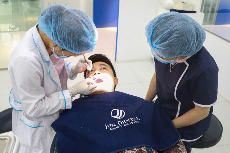 Bọc răng sứ thẩm mĩ và những hiểu lầm tai hại cần biết! - 4 Diễn viên Tiến Lộc tin tưởng sử dụng dịch vụ thẩm mỹ răng bằng phương pháp Minish Laminate tại Jun Dental.