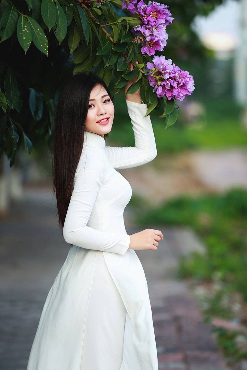 Thiếu nữ Hà thành đẹp dịu dàng bên hoa bằng lăng - 5 Song Ngân sở hữu ba vòng chuẩn với số đo 85 – 61 – 89, bởi thế không trang phục nào có thể “làm khó” cô. Thường ngày Ngân chọn trang phục giản dị, thoải mái, nhưng khi cần lại biến đổi phong cách vô cùng linh hoạt. Cô cũng chia sẻ để giữ được vóc dáng như ý thì cần có chế độ tập luyện thể dục, thể thao thường xuyên.