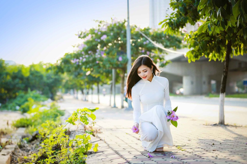 Thiếu nữ Hà thành đẹp dịu dàng bên hoa bằng lăng - 2 Ngân chia sẻ: “Mình có niềm đam mê với trang phục áo dài nên không đắn đo trong khoản trang phục mà chọn luôn ngay từ đầu. Vì công việc khá bận và bản thân mình cũng đang có những dự án riêng trong thời gian tới nên lâu lâu cũng không đi chụp ảnh. Mình muốn có những hình ảnh cùng bằng lăng trước khi hoa tàn vì đây là loài hoa mình rất yêu thích”.