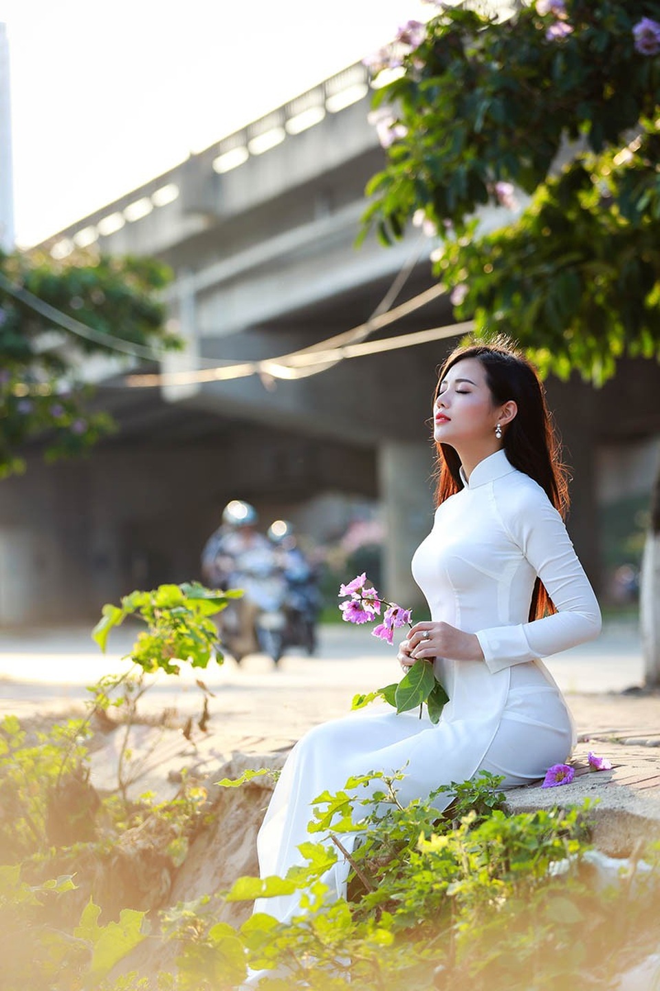 Thiếu nữ Hà thành đẹp dịu dàng bên hoa bằng lăng - 1 Lê Song Ngân cho biết bộ ảnh được chụp trong vòng thời gian rất ngắn, tuy nhiên những khoảnh khắc thu về lại thể hiện đầy đủ cảm xúc của cô.