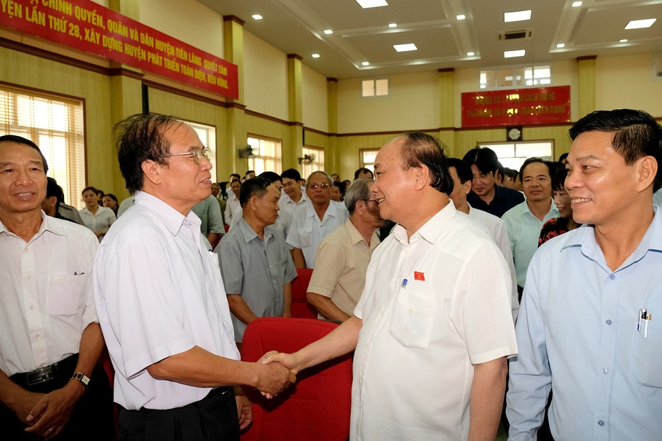 Thủ tướng mong người dân tỉnh táo trong vấn đề thuê đất đặc khu - 1 Thủ tướng trò chuyện với các cử tri Hải Phòng tại cuộc tiếp xúc sáng nay, 18/6