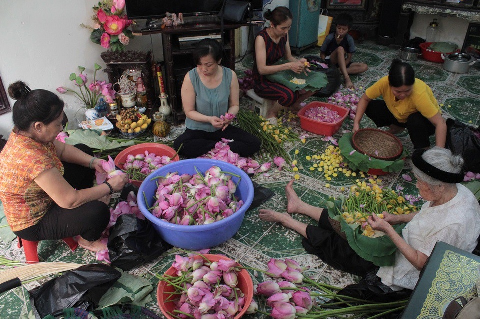 “Siêu phẩm” trà cổ làm từ 1000 bông sen, giá 7 triệu đồng ở Hà Nội có gì đặc biệt? - 1 Tháng 6 khi những búp sen bắt đầu nở rộ cũng là thời điểm những người làm nghề ướp trà sen ở phường Quảng An, Nhật Tân (Tây Hồ, Hà Nội) lại tất bật vào vụ. Dù được ví là “thiên cổ đệ nhất trà” bởi hương vị tinh tế, độc đáo nhưng hiện nay những người gắn bó với nghề ướp trà sen ở Hồ Tây không nhiều.