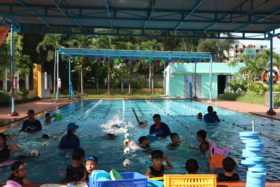 Tập huấn bơi an toàn, phòng chống đuối nước cho học sinh, trẻ em Hội An - 1 Các giáo viên, cộng tác viên, hướng dẫn viên thuộc các trường học, xã phường, khách sạn, bãi tắm… trên địa bàn Hội An sẽ được tập huấn, bồi dưỡng các kỹ năng, chuyên môn…