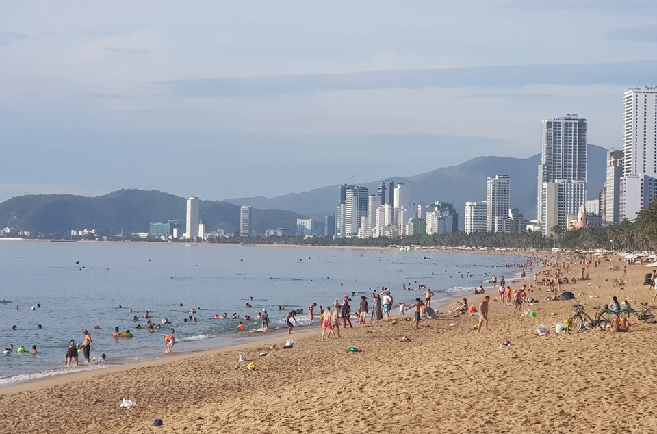 Bãi biển Nha Trang đông nghịt người trong ngày Tết Đoan Ngọ - 1 Bãi biển Nha Trang đông nghịt người trong ngày Tết Đoan Ngọ - 1