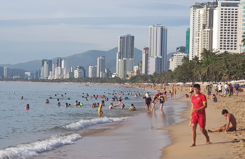 Bãi biển Nha Trang đông nghịt người trong ngày Tết Đoan Ngọ - 2 Bãi biển Nha Trang đông nghịt người trong ngày Tết Đoan Ngọ - 2