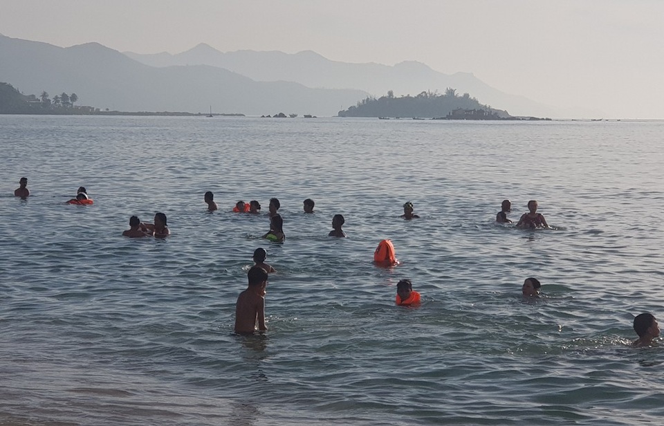 Bãi biển Nha Trang đông nghịt người trong ngày Tết Đoan Ngọ - 3 Bãi biển Nha Trang đông nghịt người trong ngày Tết Đoan Ngọ - 3