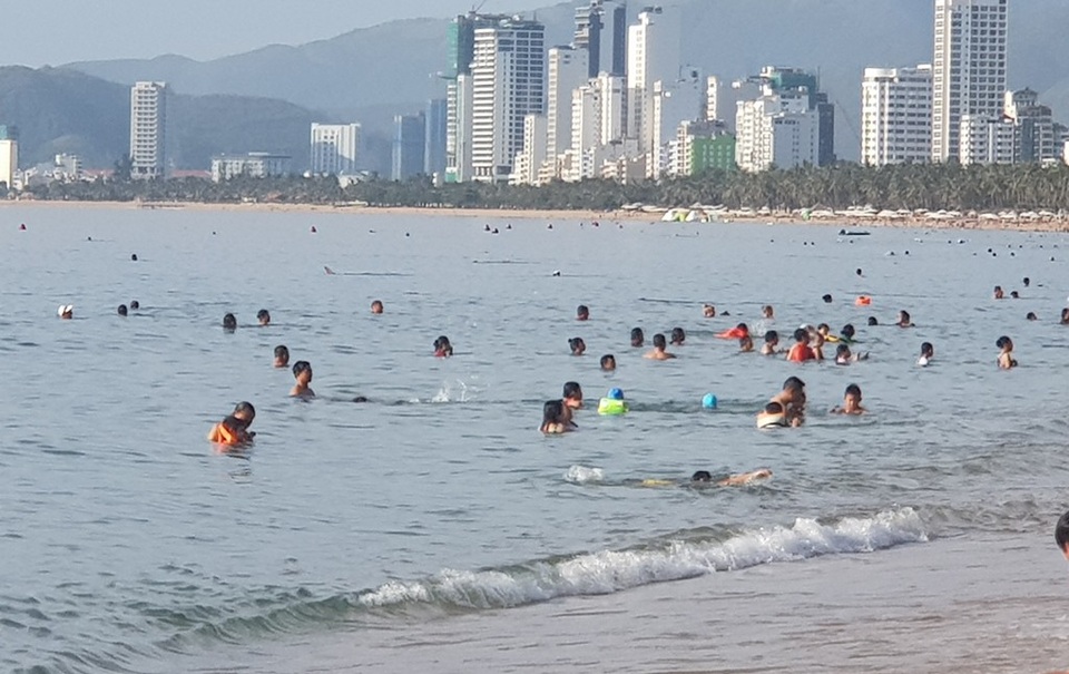 Bãi biển Nha Trang đông nghịt người trong ngày Tết Đoan Ngọ - 5 Bãi biển phía đông đường Trần Phú Nha Trang sáng 18/6 (5/5 âm lịch)