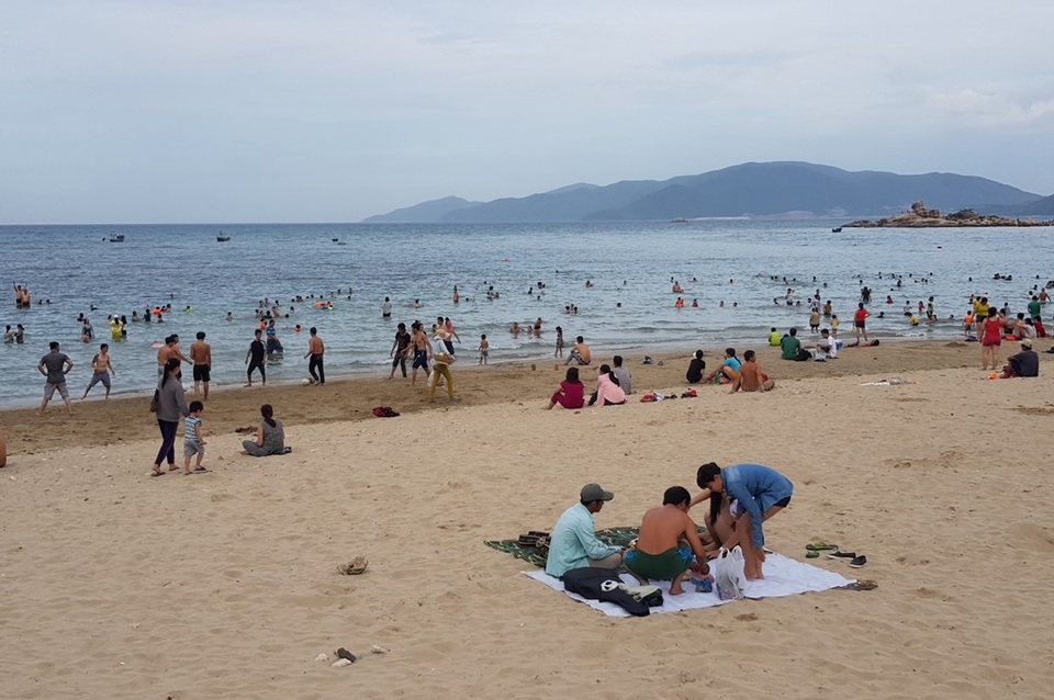 Bãi biển Nha Trang đông nghịt người trong ngày Tết Đoan Ngọ - 6 Bãi biển Nha Trang đông nghịt người trong ngày Tết Đoan Ngọ - 6