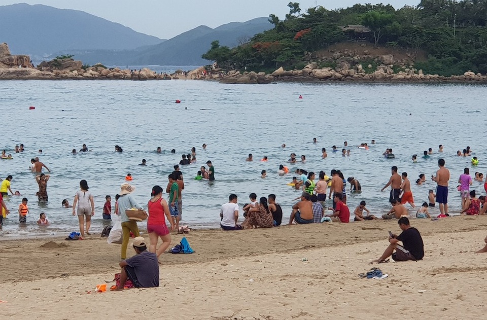Bãi biển Nha Trang đông nghịt người trong ngày Tết Đoan Ngọ - 8 Bãi biển Nha Trang đông nghịt người trong ngày Tết Đoan Ngọ - 8