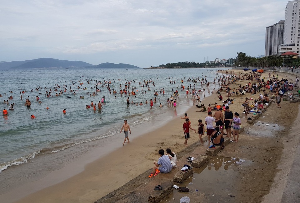 Bãi biển Nha Trang đông nghịt người trong ngày Tết Đoan Ngọ - 9 Bãi biển Nha Trang đông nghịt người trong ngày Tết Đoan Ngọ - 9