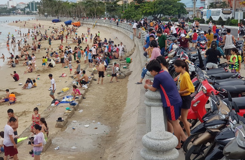 Bãi biển Nha Trang đông nghịt người trong ngày Tết Đoan Ngọ - 10 Bãi biển phía đông đường Phạm Văn Đồng, Nha Trang nhộn nhịp người trong buổi chiều cùng ngày