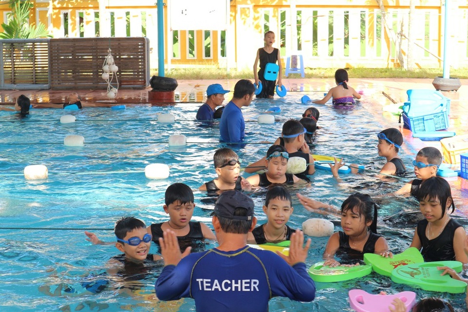 Tập huấn bơi an toàn, phòng chống đuối nước cho học sinh, trẻ em Hội An - 2 Sau đó, các giáo viên này sẽ truyền đạt nhằm hạn chế tai nạn đuối nước cho trẻ em, học sinh