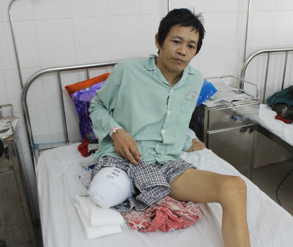 Bạn đọc giúp đỡ anh Trần Thế Quy hơn 120 triệu đồng - 2 Nhờ số tiền bạn đọc giúp đỡ, hiện anh Quy đã phẫu thuật cắt chân phải của mình