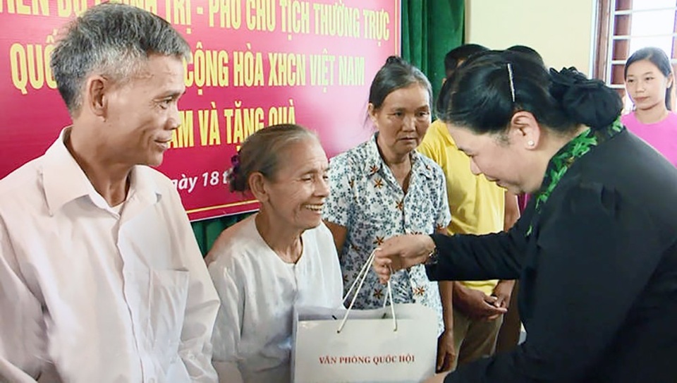 Xây dựng Nghệ An thành điểm sáng trong phong trào thi đua yêu nước - 5
Tại Khu di tích lịch sử Truông Bồn, Phó Chủ tịch Thường trực Quốc hội Tòng Thị Phóng đã trao quà cho thân nhân 13 liệt sĩ Truông Bồn và bà Trần Thị Thông - nguyên Tiểu đội trưởng TNXP Truông Bồn - người duy nhất sống sót sau trận bom ngày 31/10/1968.