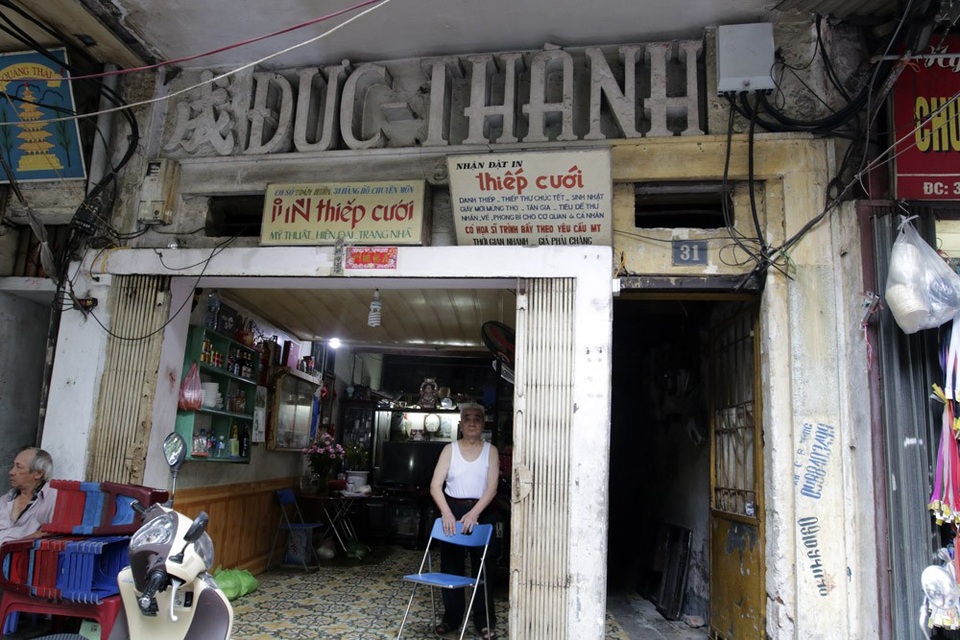 Biển hiệu "phủ bóng thời gian" ở phố cổ Hà Nội - 1
Tại một ngôi nhà mặt phố Hàng Bồ (quận Hoàn Kiếm), biển nhỏ xíu làm bằng gỗ ép với chữ được cắt dán từ đề can màu gợi nhớ những một thời bao cấp đã qua.