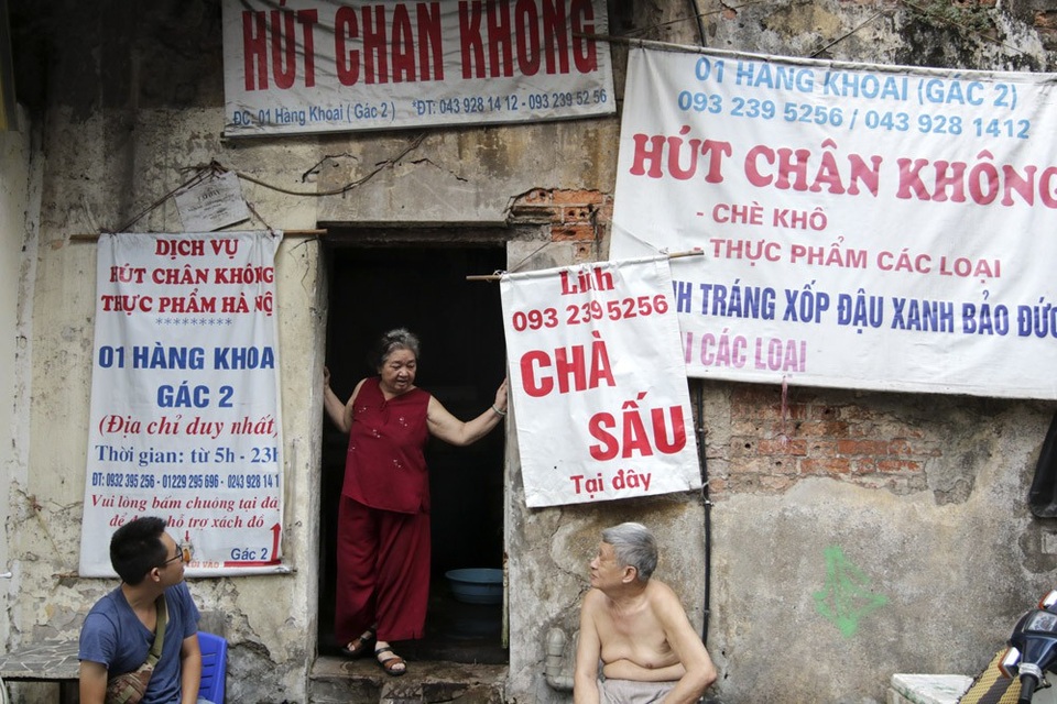 Biển hiệu "phủ bóng thời gian" ở phố cổ Hà Nội - 10
Những biển hiệu xộc xệch được in lên chất liệu mềm có thể cuộn gấp được.