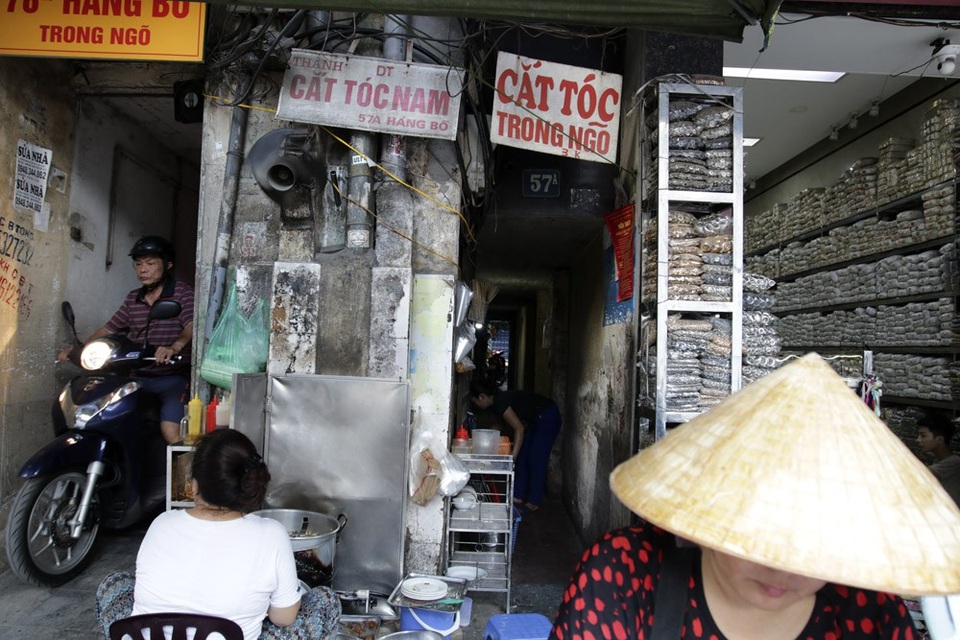 Biển hiệu "phủ bóng thời gian" ở phố cổ Hà Nội - 11 Trên Phố Hàng Bồ, những biển hiệu đơn giản được bắt gặp rất nhiều.