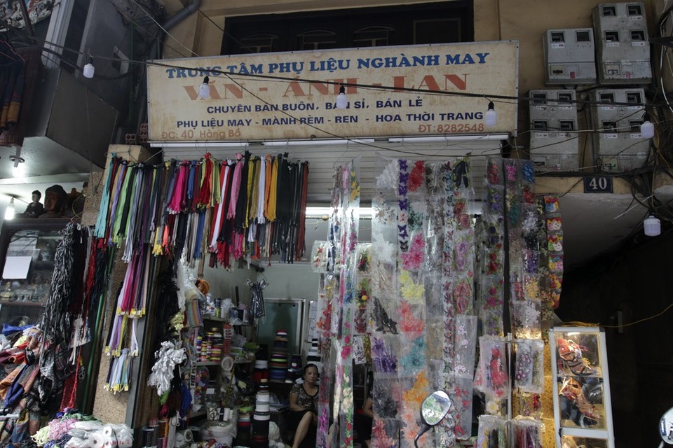 Biển hiệu "phủ bóng thời gian" ở phố cổ Hà Nội - 12 Biển hiệu "phủ bóng thời gian" ở phố cổ Hà Nội - 12