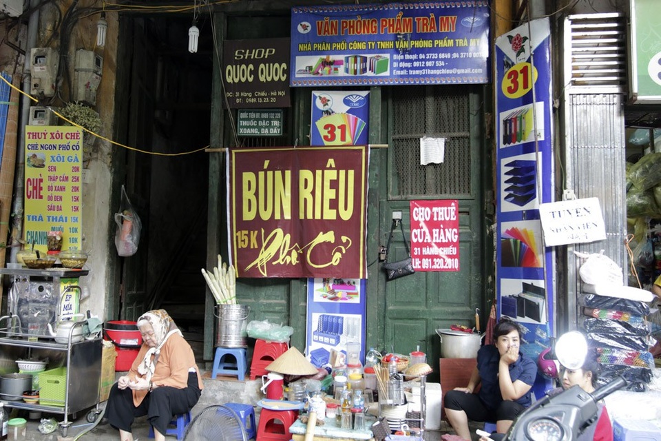 Biển hiệu "phủ bóng thời gian" ở phố cổ Hà Nội - 13 Biển hiệu chằng chịt phố Hàng Chiếu.