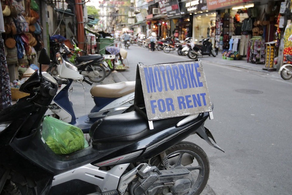 Biển hiệu "phủ bóng thời gian" ở phố cổ Hà Nội - 15
Tấm biển cho thuê xe máy.