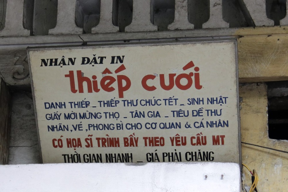 Biển hiệu "phủ bóng thời gian" ở phố cổ Hà Nội - 2
Chi tiết tấm biển hiệu cũ kỹ.