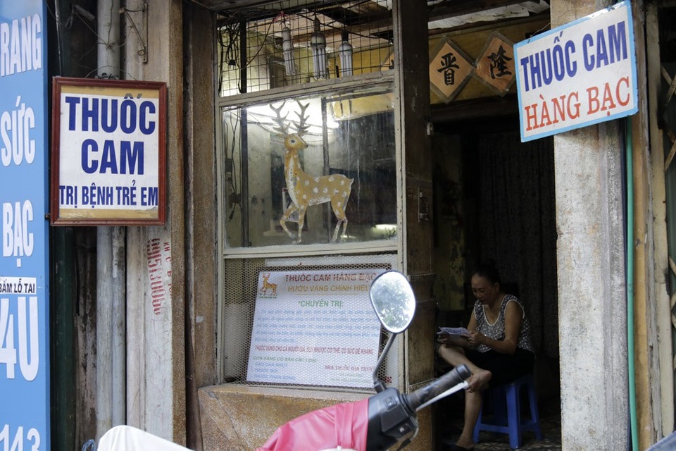 Biển hiệu "phủ bóng thời gian" ở phố cổ Hà Nội - 4
Biển hiệu vô cùng đơn giản, được treo mắc để tiện cất vào nhà lúc đóng cửa hàng.