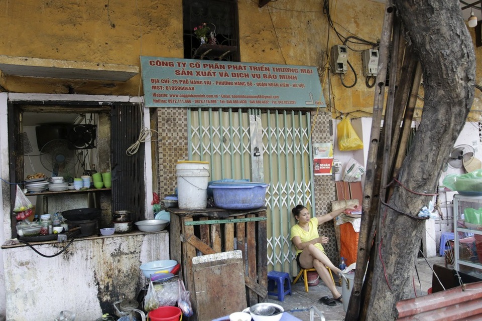 Biển hiệu "phủ bóng thời gian" ở phố cổ Hà Nội - 5
Trên các con phố nằm trong khu vực khu phố cổ, các biển hiệu đều chung hình dáng nhỏ và được thiết kế đơn giản đến xoàng xĩnh.