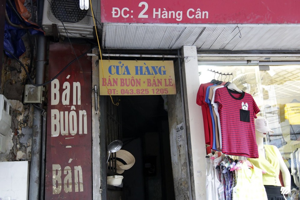 Biển hiệu "phủ bóng thời gian" ở phố cổ Hà Nội - 6
Một biển hiệu tí hon trên phố Hàng Cân.