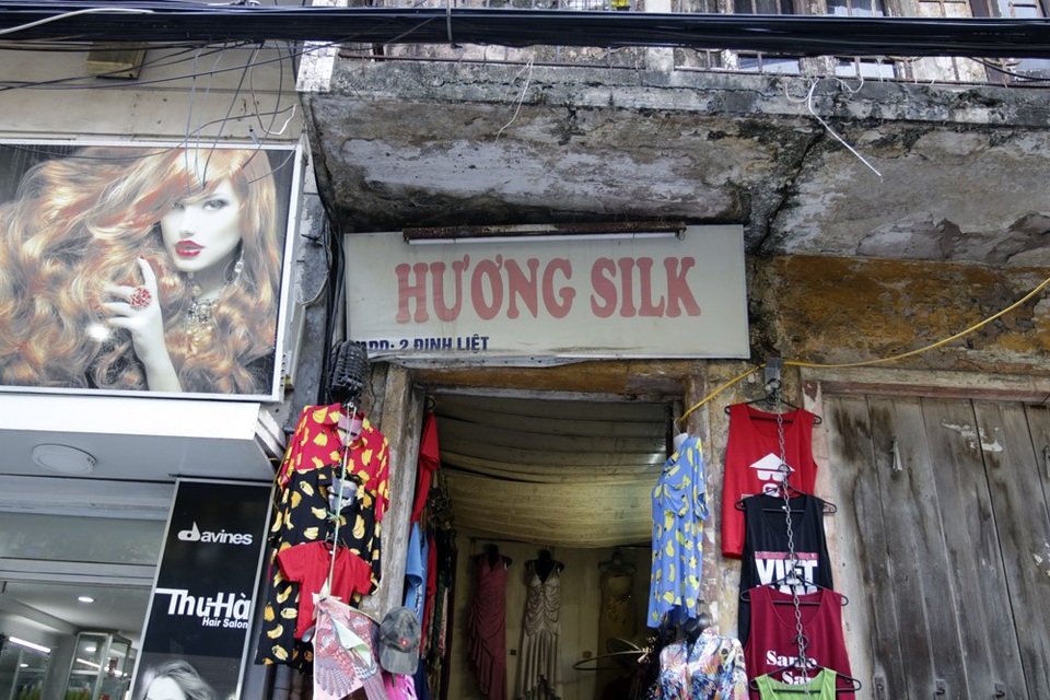 Biển hiệu "phủ bóng thời gian" ở phố cổ Hà Nội - 7
Tấm biển thích ứng với mặt tiền siêu nhỏ.