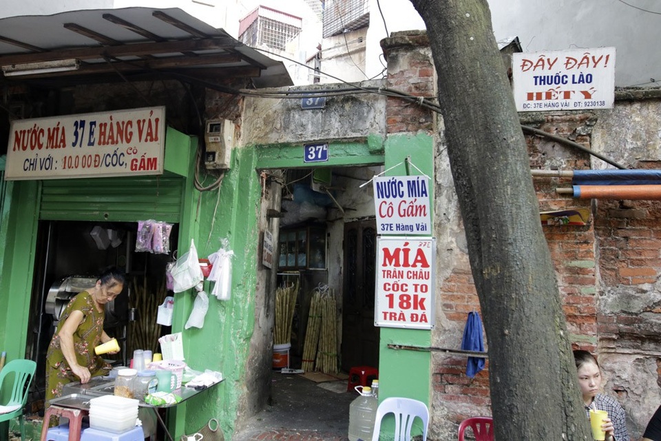 Biển hiệu "phủ bóng thời gian" ở phố cổ Hà Nội - 8 Trên phố Hàng Vải.